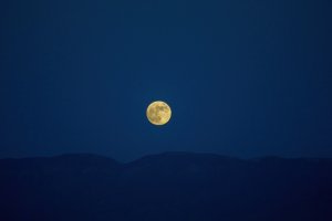 20211118Moon-11-standard.jpg